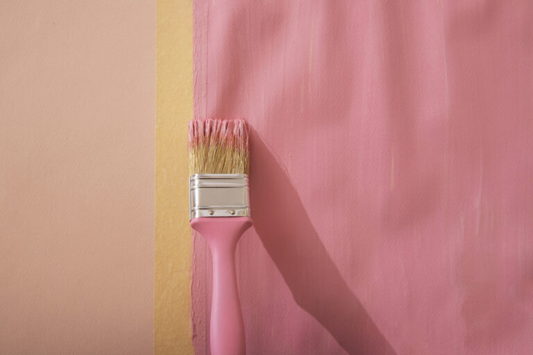 Krečenje zidova u dve boje pruža brojne prednosti koje mogu unaprediti kako izgled, tako i funkcionalnost vašeg prostora.